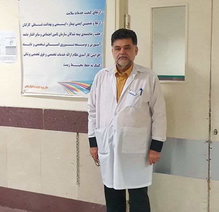 علمداری صبور در وسط میدان،