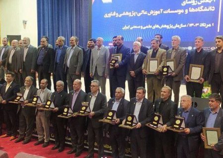 نشان سرو در دستان رئیس دانشگاه ایلام