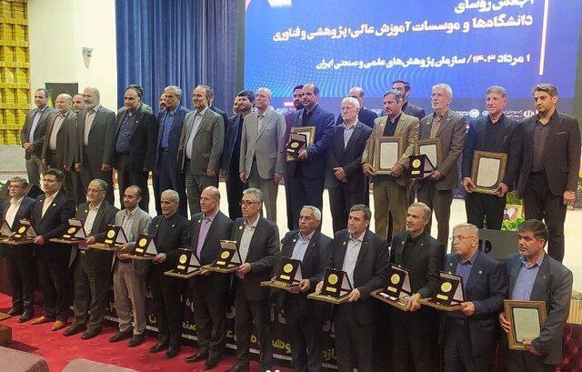 نشان سرو در دستان رئیس دانشگاه ایلام