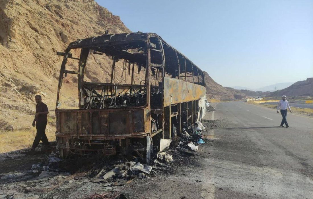 اتوبوس مسافربری حین تردد در محور ایلام به مهران دچار حریق شد