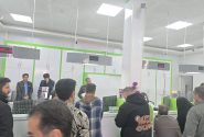 مدیر بانک مهر ایران میان مردم و همکاران آمد