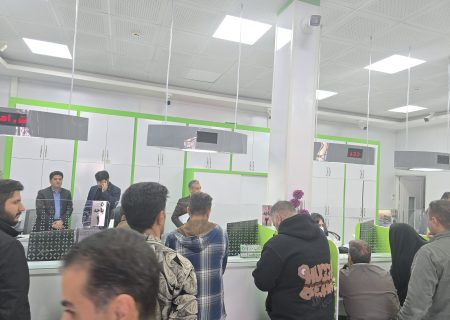 مدیر بانک مهر ایران میان مردم و همکاران آمد